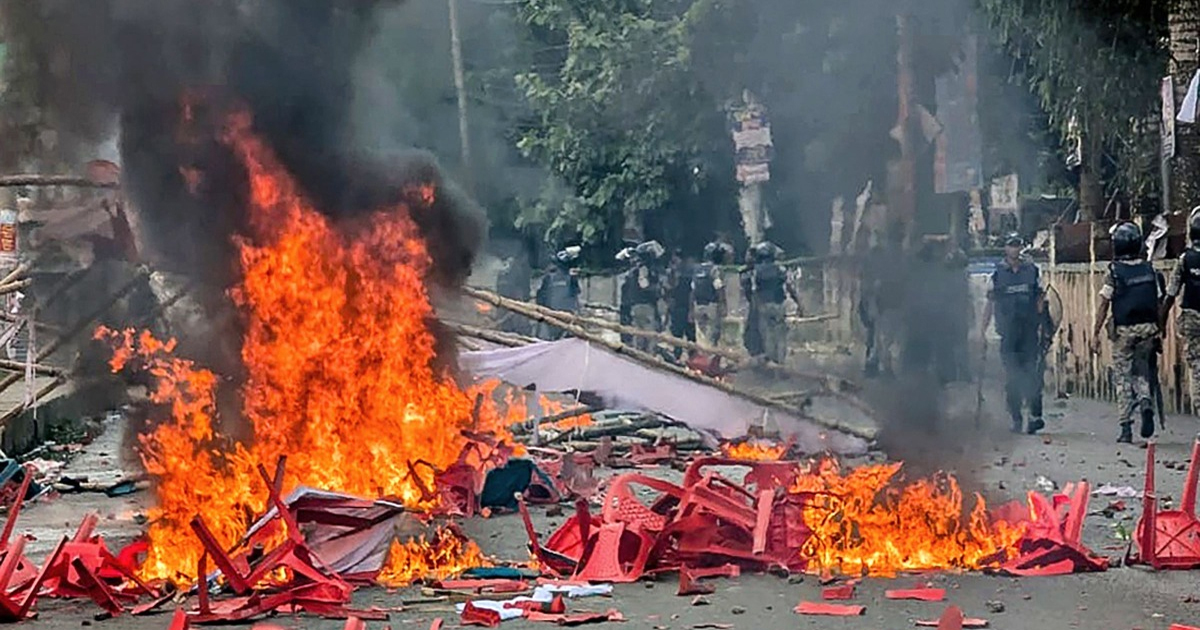 Bangladesh: शेख हसीना का होमटाउन बना युद्ध का मैदान! हिंसक झड़प में 4 की मौत दर्जनों घायल, कर्फ्यू लगा
