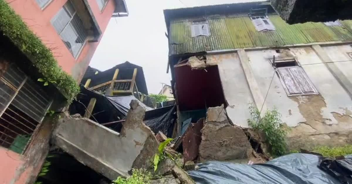 लगातार बारिश के कारण दार्जिलिंग के लुई जुबली इलाके में भूस्खलन