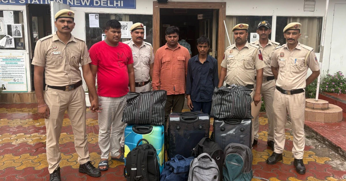 नीले और काले रंग के बैग चुरानेवाला गैंग को पुलिस ने पकड़ा