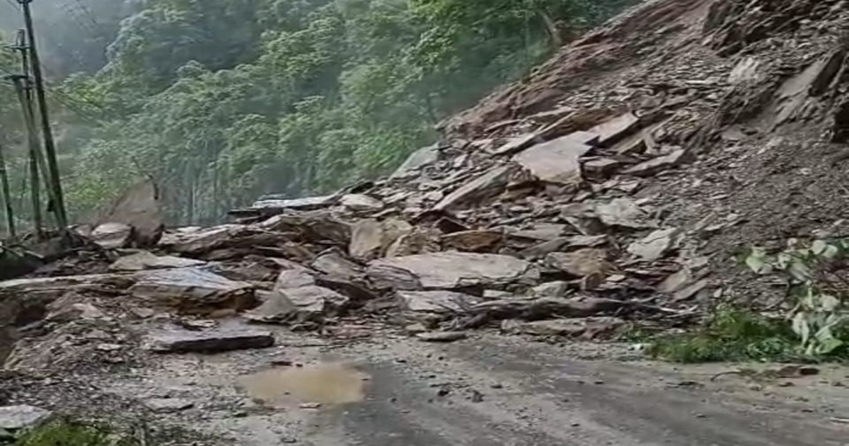 लगातार बारिश के कारण NH-10 पर कई स्थानों पर भूस्खलन