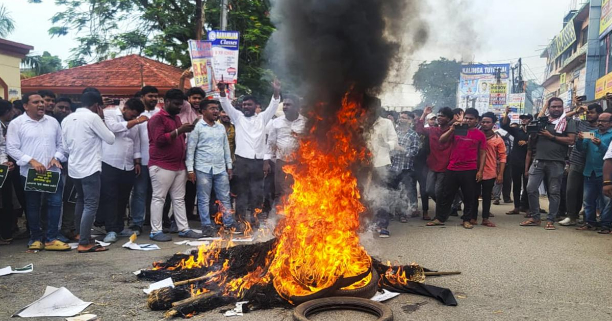 बालासोर कॉलेज में छात्र की मौत के बाद ओडिशा में आगजनी, प्रदर्शन रोकने के लिए पानी की बौछारें, कांग्रेस ने बंद का आह्वान किया