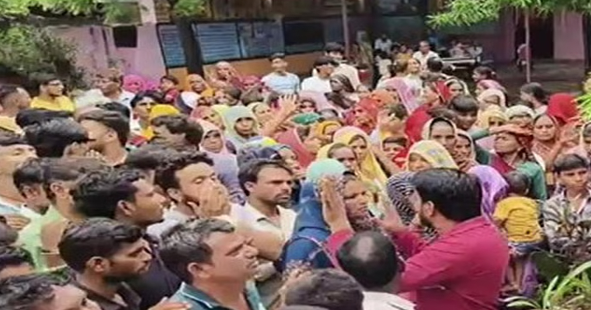 राजस्थान के सरकारी स्कूल के शिक्षक को स्कूली छात्रों की आपत्तिजनक तस्वीरें लेने के आरोप में गिरफ्तार किया गया