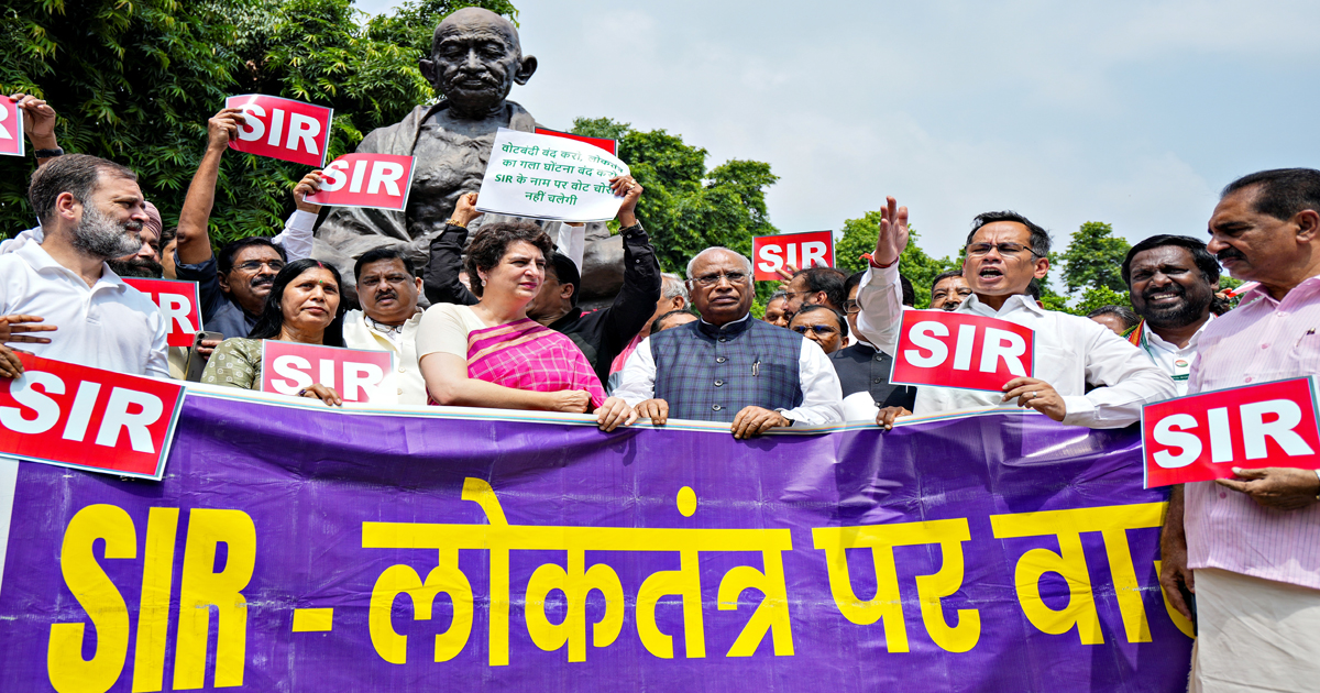 खड़गे-राहुल ने संसद के बाहर ‘SIR’ के खिलाफ पोस्टर फाड़कर किया प्रदर्शन, मोदी सरकार के खिलाफ ‘शेम- शेम’ के नारे भी लगे