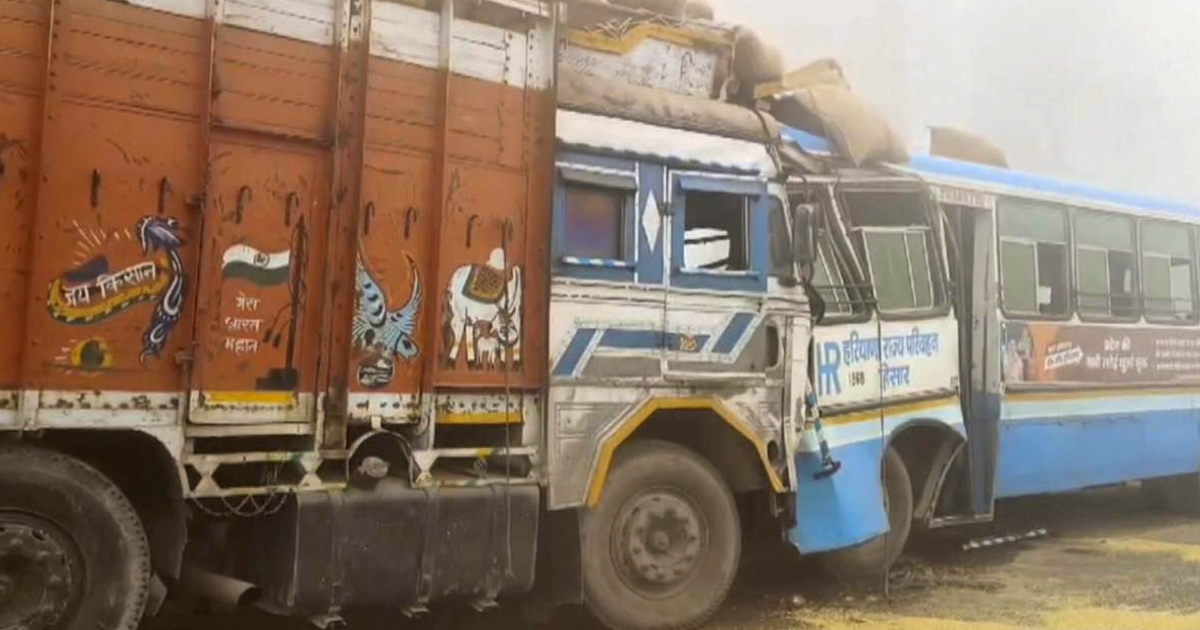 उत्तर प्रदेश के जौनपुर में बस और ट्रक की आमने-सामने की टक्कर में 5 लोगों की मौत