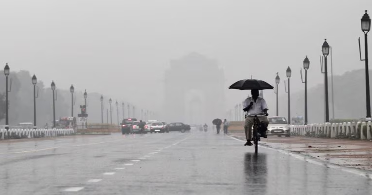 दिल्ली समेत कई जगहों पर लगातार भारी बारिश के चलते रेड अलर्ट जारी