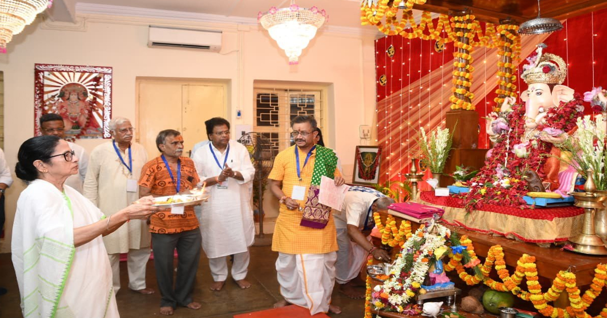 मुख्यमंत्री ममता बनर्जी ने महाराष्ट्र निवास में गणेश पूजा का उद्घाटन किया