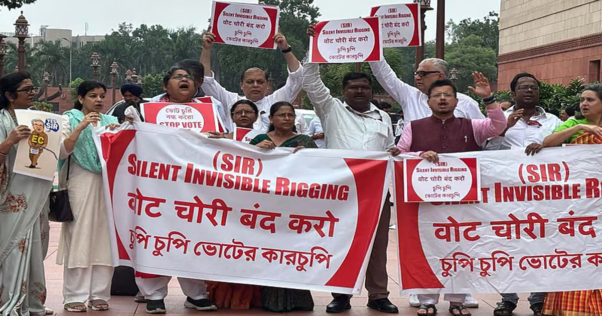 तृणमूल ने संसद परिसर में SIR के मुद्दे पर विरोध प्रदर्शन किया