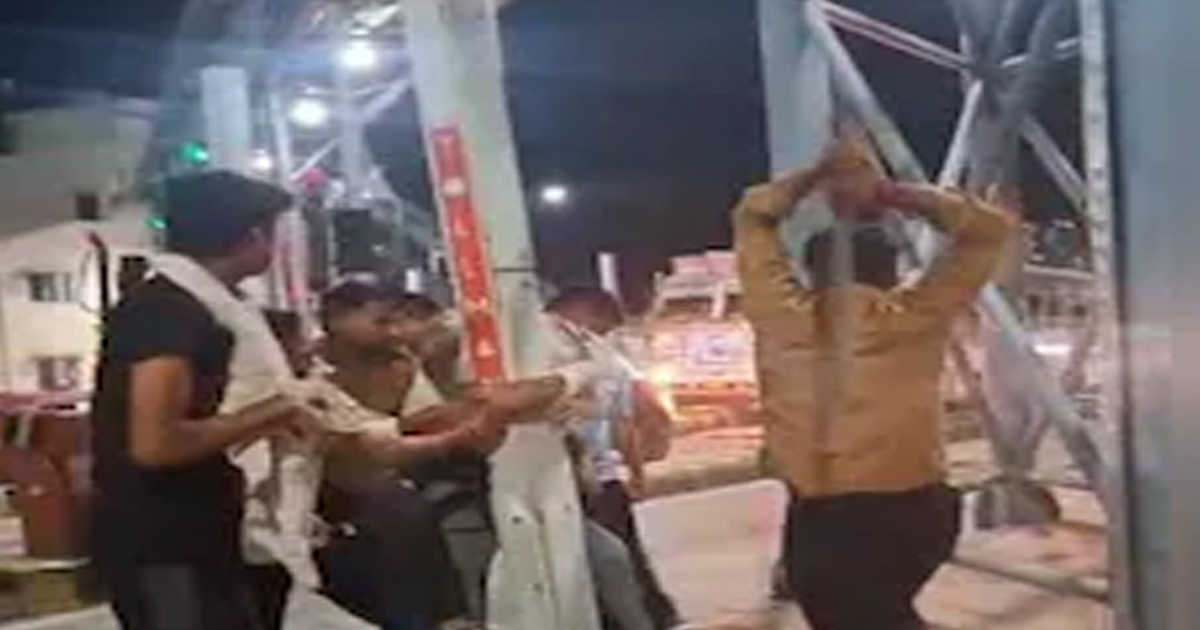 उत्तर प्रदेश में टोल प्लाजा पर सेना के जवान को खंभे से बांधकर पीटा गया, वीडियो वायरल होने के बाद 6 गिरफ्तार