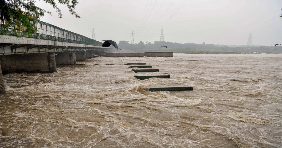 जलस्तर बढ़ रहा है, राजधानी का एक के बाद एक इलाका यमुना के पानी में तैर रहा है