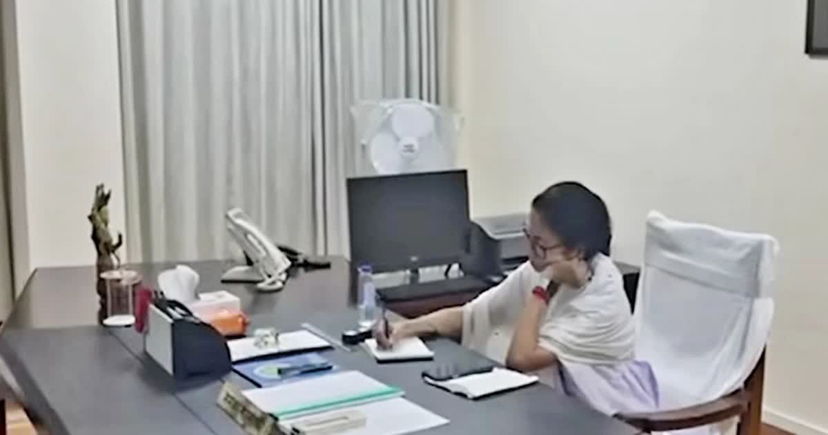 भारत-नेपाल सीमा को लेकर चिंतित हैं ममता बनर्जी, आधी रात को अचानक उत्तरकन्या स्थित अपने कार्यालय पहुंचीं मुख्यमंत्री