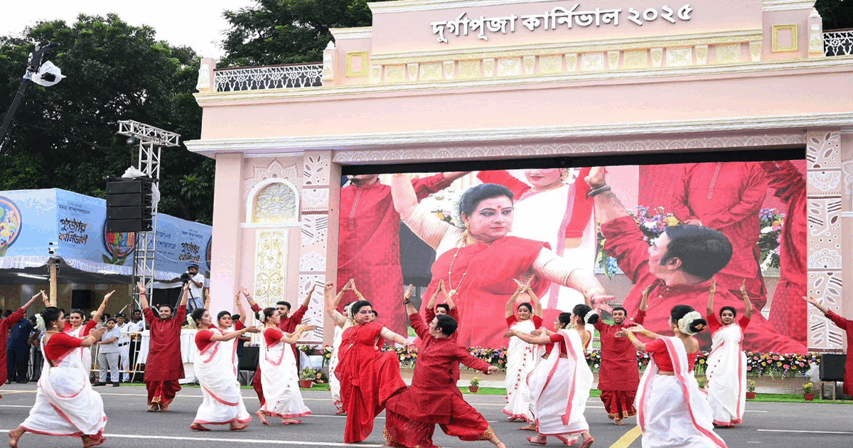 रेड रोड पर बहुप्रतीक्षित दुर्गा पूजा कार्निवल बारिश के बावजूद जारी रहा