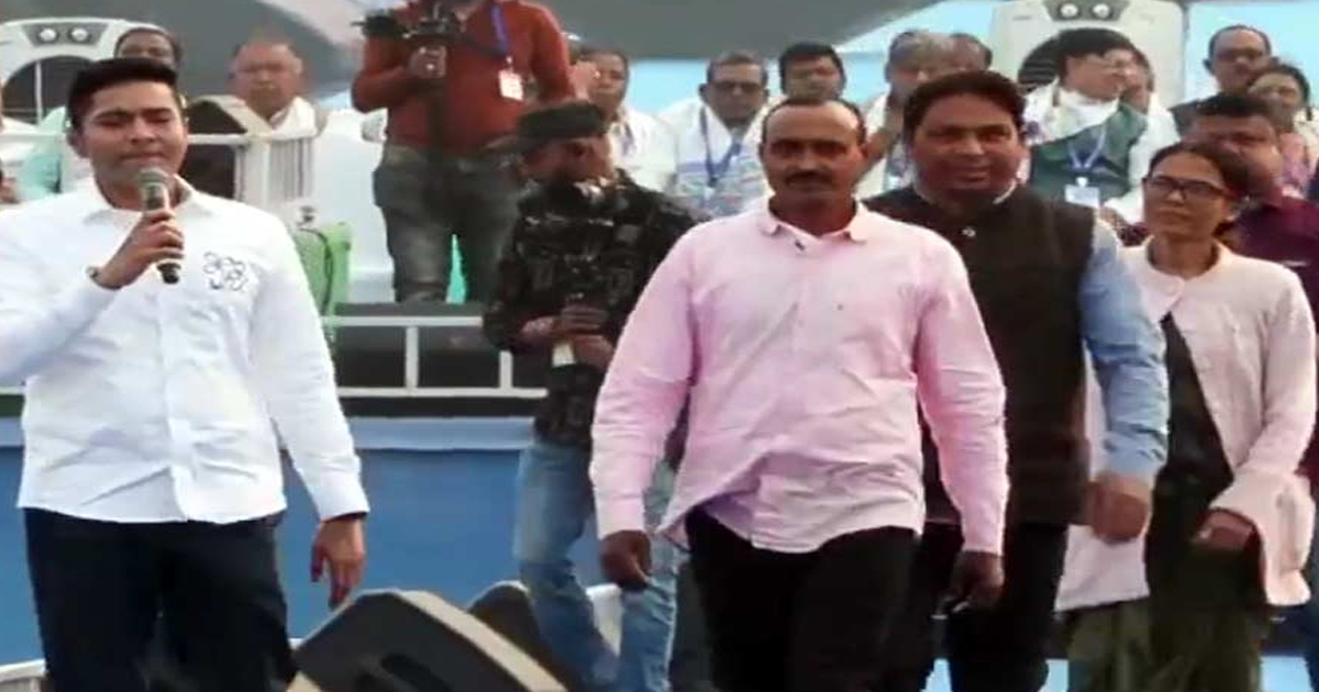 अभिषेक बनर्जी ने बरुईपुर रैली में मुर्दा वोट फेंककर सवाल उठाए! चुनाव आयोग ने 3 दिन के अंदर ‘गलती मानी’