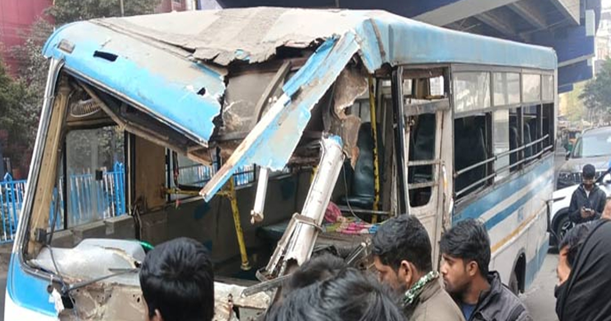 तपस्या में टायर फटने से यात्री बस पलटी, कई घायल