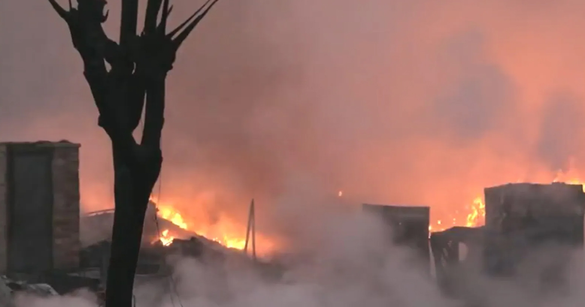 दिल्ली मेट्रो हाउसिंग कॉम्प्लेक्स में भीषण आग लगने से एक ही परिवार के 3 लोगों की दर्दनाक मौत