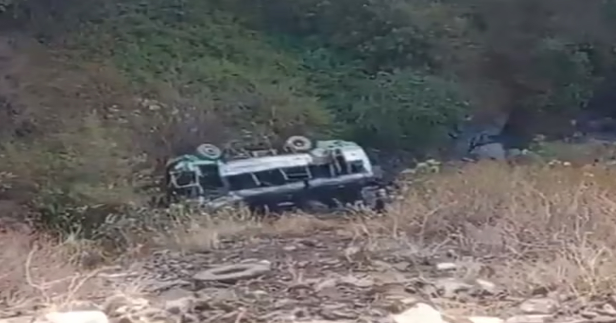 देहरादून में बस बेकाबू होकर गहरी खाई में गिरी, 4 लोगों की मौत, कई घायल