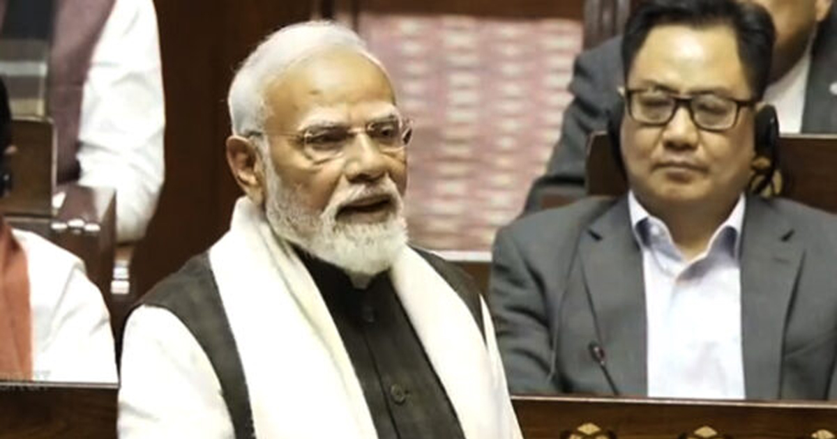 प्रधानमंत्री मोदी राज्यसभा में अपना भाषण दे रहा है
