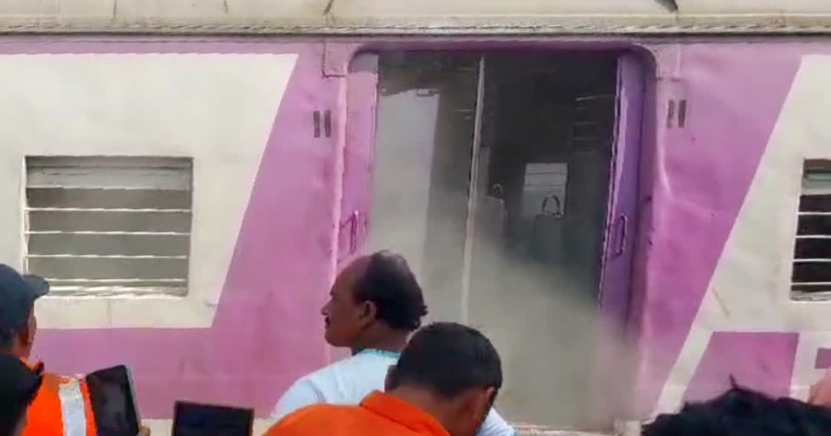 सियालदह दक्षिण शाखा पर ट्रेन में आग लग गई