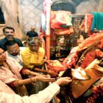 पत्नी के साथ सुबह-सुबह कालीघाट पहुंचे गौतम अदाणी, मंदिर में की पूजा-अर्चना; बंगाल में निवेश पर आज अहम बैठक