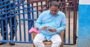 रेजीनगर उप-चुनाव से पहले गरमाई राजनीति, पुलिस पर फर्जी मामलों और धमकाने का आरोप लगाकर थाने के बाहर धरने पर बैठे विधायक हुमायूं कबीर