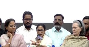 ‘ज्ञानेश कुमार चोर है, डाकू है’, CEC पर ममता का तीखा हमला, इंडिया गठबंधन संग सड़क पर उतरेंगी
