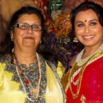 रानी मुखर्जी की मां कृष्णा मुखर्जी का निधन, अंतिम संस्कार में श्रद्धांजलि देने श्मशान घाट पहुंचे शाहरुख-करण