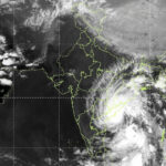 चक्रवाती तूफान ‘अर्नब’ आंध्रप्रदेश के तट से टकराया, 135 kmph की रफ्तार से चली हवाएं, विशाखापट्टनम में 200mm बारिश, 50 ट्रेनें और 21 फ्लाइट्स कैंसिल