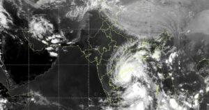 चक्रवाती तूफान ‘अर्नब’ आंध्रप्रदेश के तट से टकराया, 135 kmph की रफ्तार से चली हवाएं, विशाखापट्टनम में 200mm बारिश, 50 ट्रेनें और 21 फ्लाइट्स कैंसिल