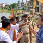 मध्यमग्राम में तालाब पाटने के आरोप पर तनाव, बीजेपी ने रुकवाया निर्माण कार्य; जमीन मालिक ने लगाया रंगदारी मांगने का आरोप