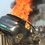 आंध्र प्रदेश में डिवाइडर से टकराने के बाद EV में लगी आग, एक ही परिवार के 4 लोगों की जिंदा जलकर मौत