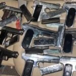 कोलकाता में अवैध हथियार बनाने वाली इकाई का भंडाफोड़, 4 बंदूकें और भारी मात्रा में कारतूस बरामद, मालिक फरार