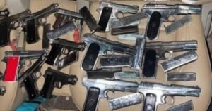कोलकाता में अवैध हथियार बनाने वाली इकाई का भंडाफोड़, 4 बंदूकें और भारी मात्रा में कारतूस बरामद, मालिक फरार
