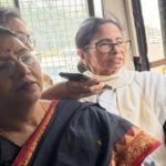 दिल्ली में प्रदर्शन के दौरान ममता बनर्जी को पुलिस ने किया गिरफ्तार, साउथ एवेन्यू के पास धरने पर बैठीं थीं