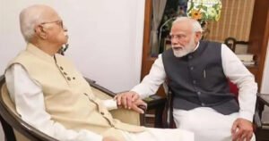 सरकार के प्रमुख के तौर पर 25 साल पूरे, पीएम मोदी ने लिया लालकृष्ण आडवाणी का आशीर्वाद