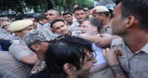CEC के इस्तीफे पर विपक्ष का प्रदर्शन, राहुल-प्रियंका हिरासत में, दिल्ली पुलिस ने 2 घंटे बाद छोड़ा
