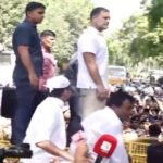 CEC ज्ञानेश कुमार के खिलाफ विपक्ष का हल्लाबोल, पुलिस ने रोका मार्च तो बैरिकेड पर चढ़ गए राहुल गांधी