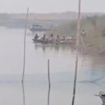 बिहार के बेगूसराय में 20 लोगों से भरी नाव नदी में पलटी, दो लापता