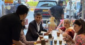 दिल्ली के बंगाली मार्केट में सास सुधा मूर्ति के साथ घूमते नजर आए पूर्व ब्रिटिश पीएम ऋषि सुनक